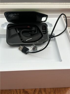 Plantronics Black Wireless Earbud Headset with Charging Case